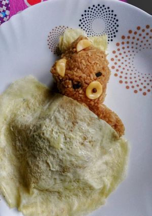 A picture of Sleeping Rice Bear with an Egg Blanket.
