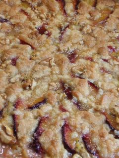 Una foto de Tarta streusel de ciruelas con almendras y nueces