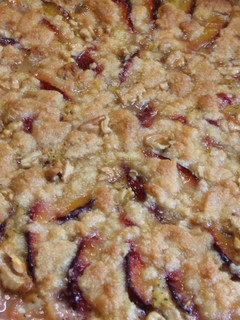 Una foto de Tarta streusel de ciruelas con almendras y nueces