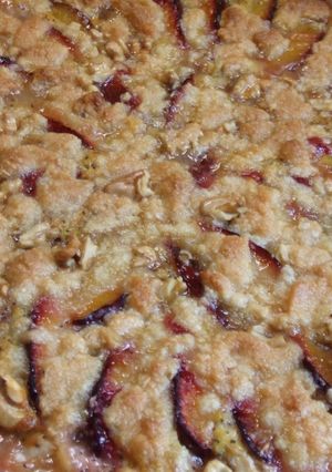 Una foto de Tarta streusel de ciruelas con almendras y nueces