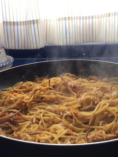 Una foto de Espaguetis fritos con arreglo de puchero y salsa de soja