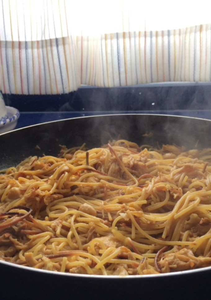 Una foto de Espaguetis fritos  con arreglo de puchero y salsa de soja
