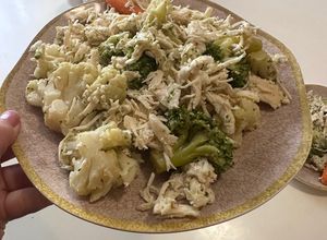 Una foto de Pollo con Brócoli y Coliflor
