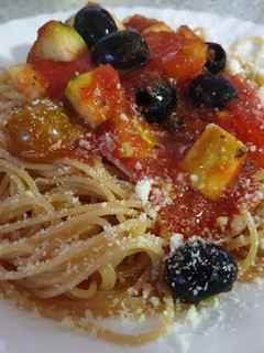 Una foto de Spaghetti integral con salsa de verduras y aceitunas negras