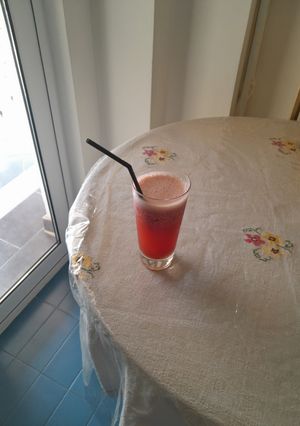 Φωτογραφία της συνταγής Παγωμένο χαμομήλι με φράουλες και μέλι