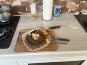 Una foto de churrasco con huevo