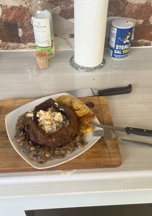 Una foto de Churrasco con Ensalada de Papa y Salsa de Setas con Panapen