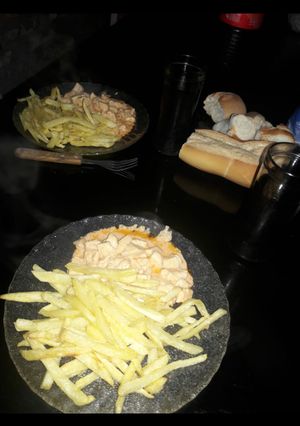 Una foto de Pechugas a la crema con papas fritas