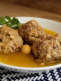 Una foto de Consomé con relleno (pelotas)