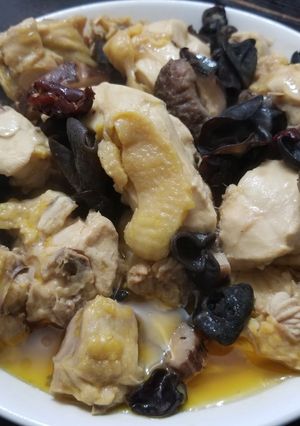 A picture of Chinese Steam Chicken with Mushroom Black Fungus 冬菇蒸雞.