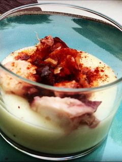 Una foto de Mini vasitos de pulpo ahumado y a la plancha con puré cremoso sin lactosa