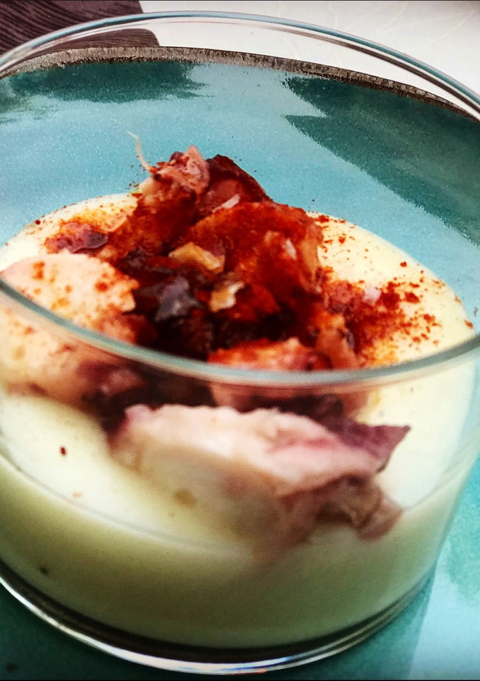 Una foto de Mini vasitos de pulpo ahumado y a la plancha con puré cremoso sin lactosa