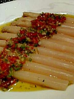 Una foto de Espárragos con vinagreta de pimientos