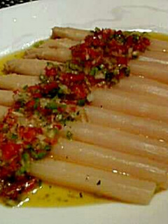Una foto de Espárragos con vinagreta de pimientos