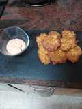 Tortillitas de fogonero y palitos de cangrejo con salsa rosa