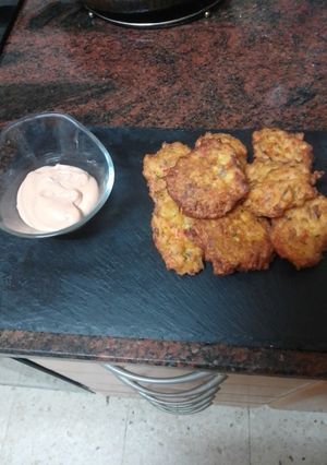 Una foto de Tortillitas de fogonero y palitos de cangrejo con salsa rosa