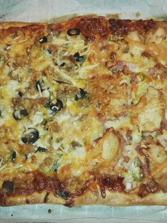 Una foto de Pizza vegetal y carnivora