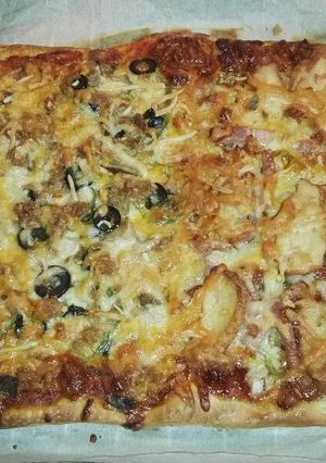 Una foto de Pizza vegetal y carnivora