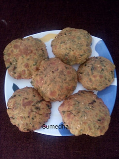 मेथी पुरी (methi puri recipe in marathi) रेसिपी चे मुख्य फोटो