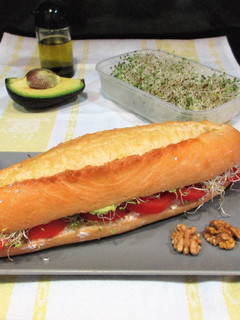 Una foto de Bocatacon salmón ahumado, aguacate y tomate