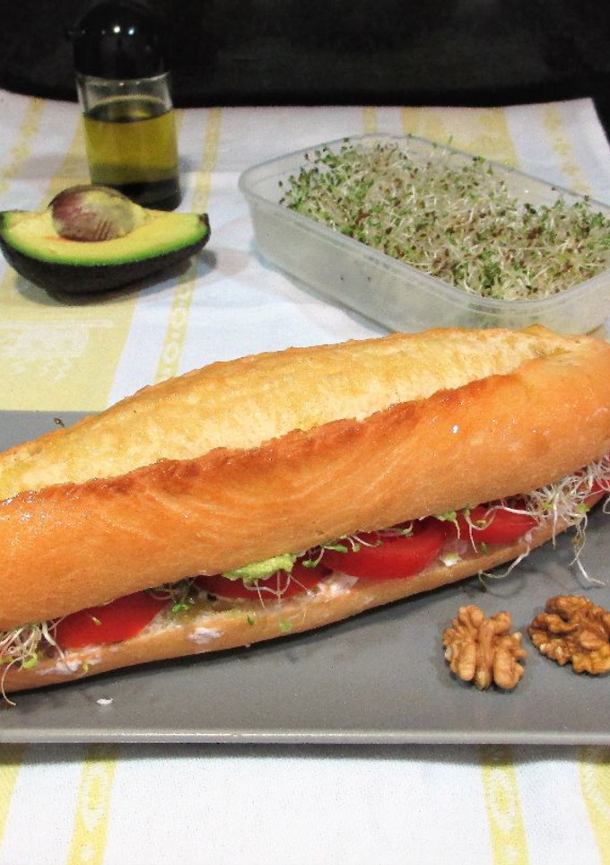 Una foto de Bocatacon salmón ahumado, aguacate y tomate