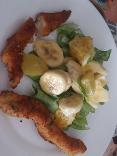 Una foto de Ensalada de pollo crujiente con frutas y salsa de yogurt