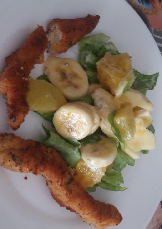 Una foto de Ensalada de pollo crujiente con frutas y salsa de yogurt