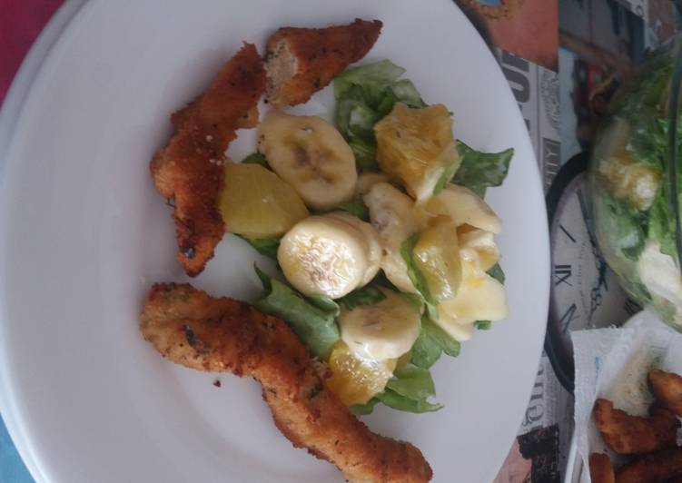Ensalada de pollo crujiente con frutas y salsa de yogurt