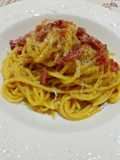 Spaghetti allo Zafferano e Crema di Ceci con Speck Croccante