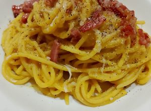 Foto di Spaghetti allo Zafferano e Crema di Ceci con Speck Croccante