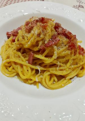 Foto di Spaghetti allo Zafferano e Crema di Ceci con Speck Croccante