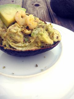 Una foto de Ensaladilla de aguacate y gambas