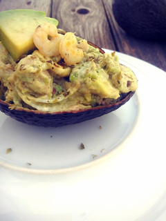 Una foto de Ensaladilla de aguacate y gambas