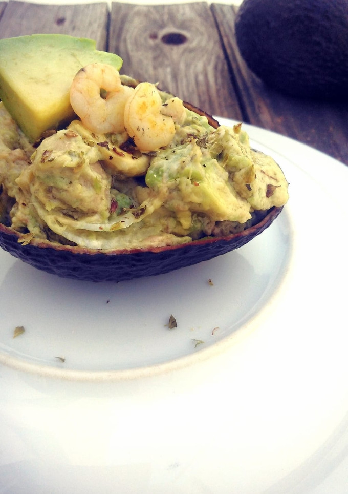 Una foto de Ensaladilla de aguacate y gambas