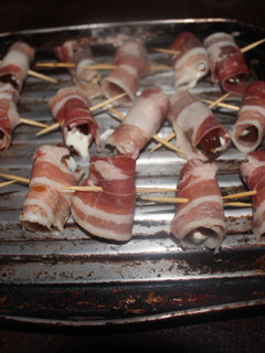 Una foto de Dátiles rellenos de queso con bacon