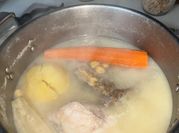 Una foto de espinazo con fideos