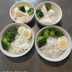 A picture of Udon with Broccoli.