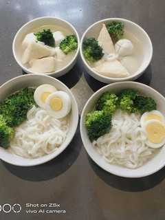 A picture of Udon with Broccoli.