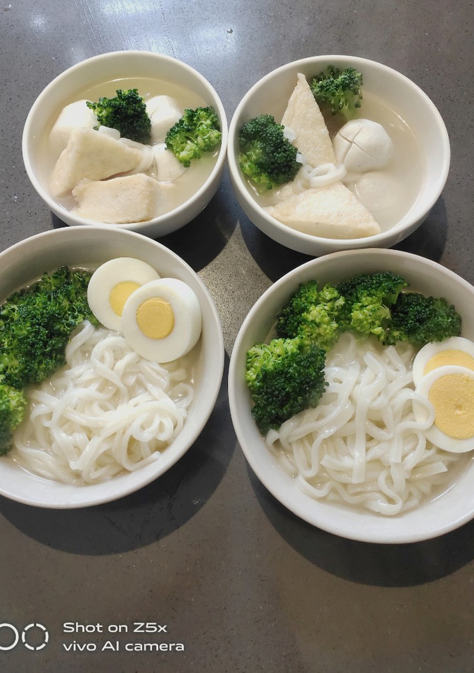 A picture of Udon with Broccoli.