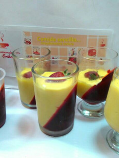 Una foto de Postre fácil de mango con gelatina de cereza