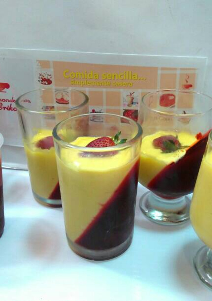 Una foto de Postre fácil de mango con gelatina de cereza