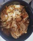 Pollo en salsa con maní