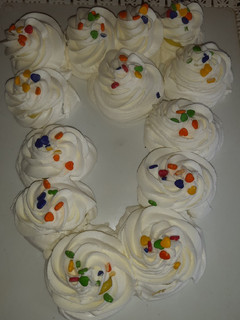 Una foto de Rosetones merengue rellenos de crema de limón