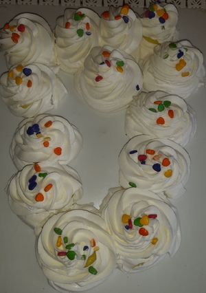 Una foto de Rosetones merengue rellenos de crema de limón