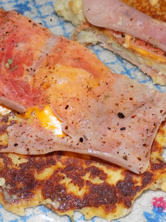 Una foto de Tortilla de puré rellena con jamón y queso