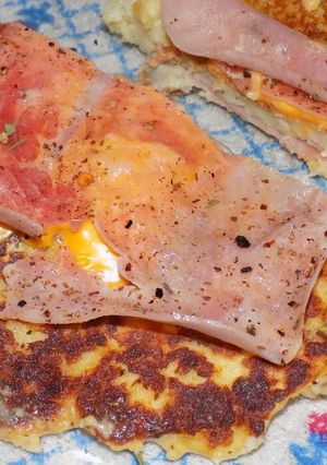 Una foto de Tortilla de puré rellena con jamón y queso