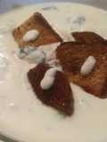 Crema de coliflor con espinacas y tocinito con crutones caseros
