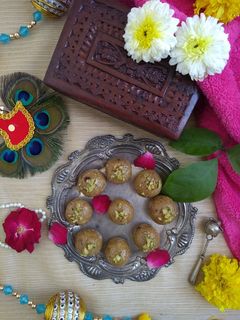 A picture of Oats and Dry Fruit Ladoos.
