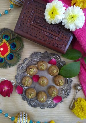 A picture of Oats and Dry Fruit Ladoos.