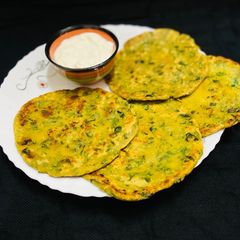 A picture of Spinach Thalipeeth.